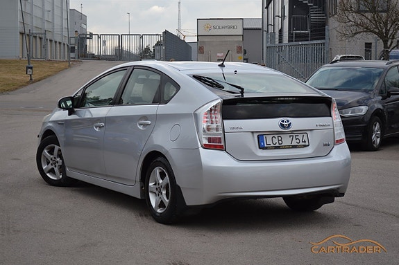 Toyota Prius 2 of 5