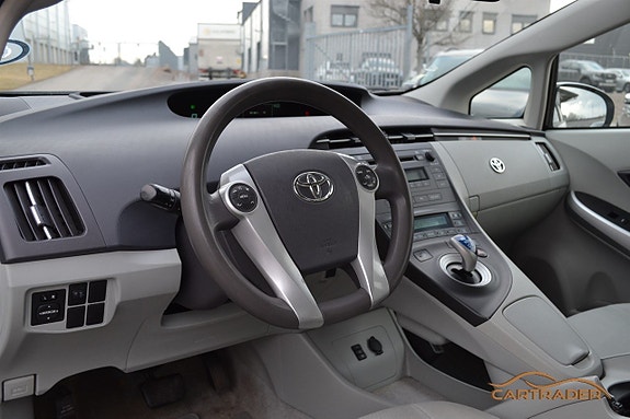 Toyota Prius 8 of 14