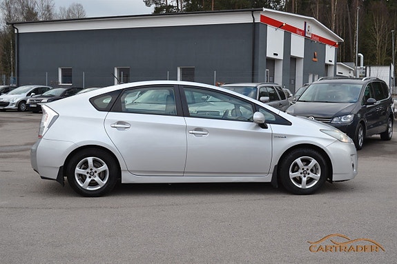 Toyota Prius 4 of 5