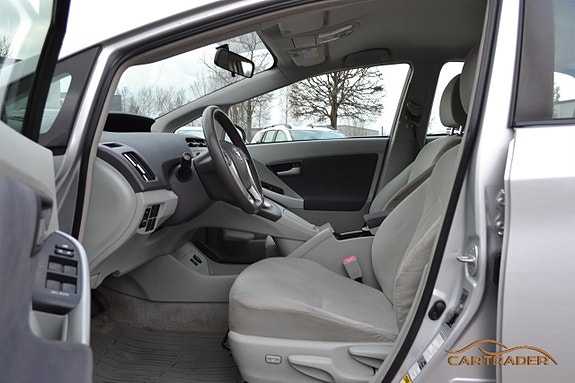 Toyota Prius 7 of 14