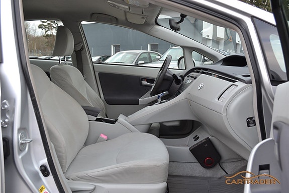 Toyota Prius 9 of 14