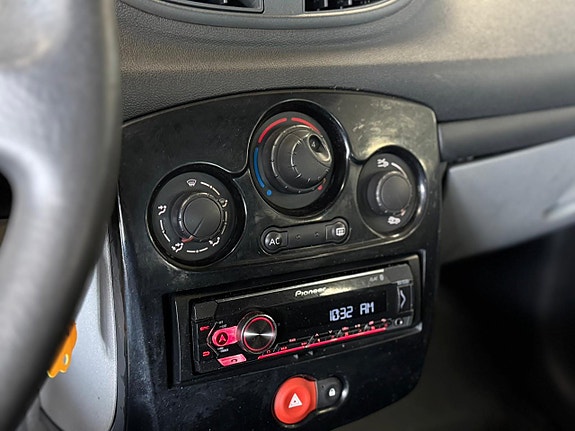 Renault Clio 13 of 14