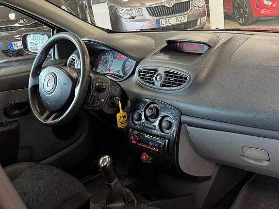 Renault Clio 11 of 14