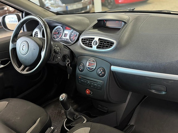 Renault Clio 11 of 15