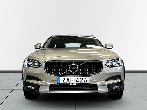 Volvo V90 Cross Country 2 of 5