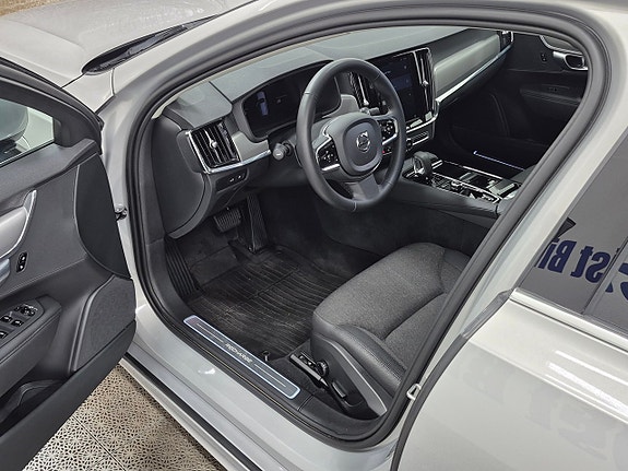 Volvo V90 2 of 10