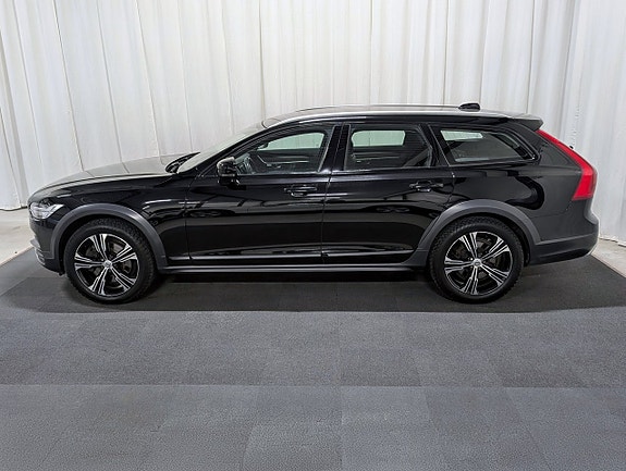 Volvo V90 Cross Country 2 of 5