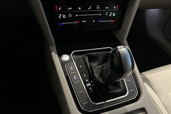 Volkswagen Passat 13 of 25