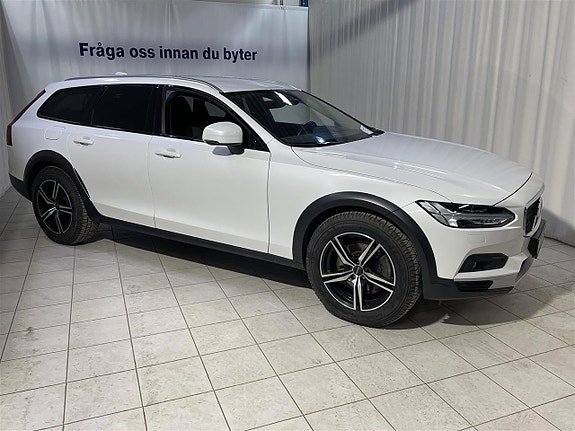 Volvo V90 Cross Country 2 of 5