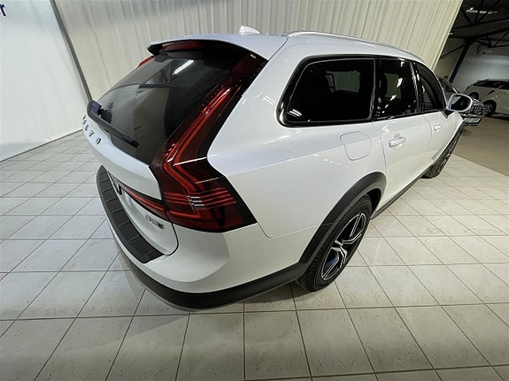 Volvo V90 Cross Country 3 of 5