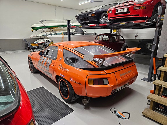 Porsche 928 2 of 5