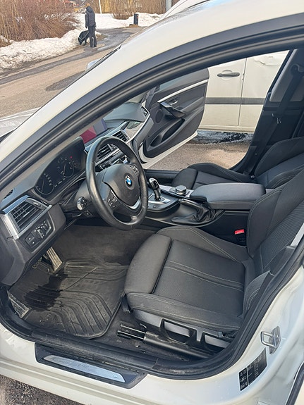 BMW 320d 4 of 5