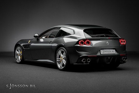 Ferrari Lusso 2 of 5