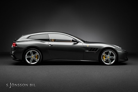 Ferrari Lusso 3 of 5