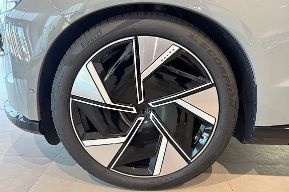 Volvo EX90 12 of 18