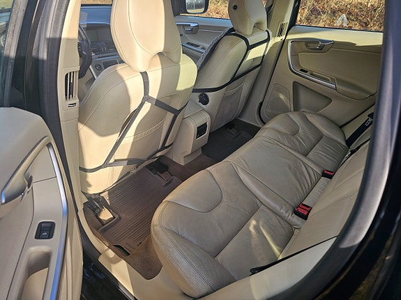 Volvo XC60 7 of 12