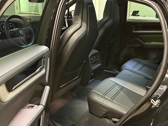Porsche Cayenne 11 of 18