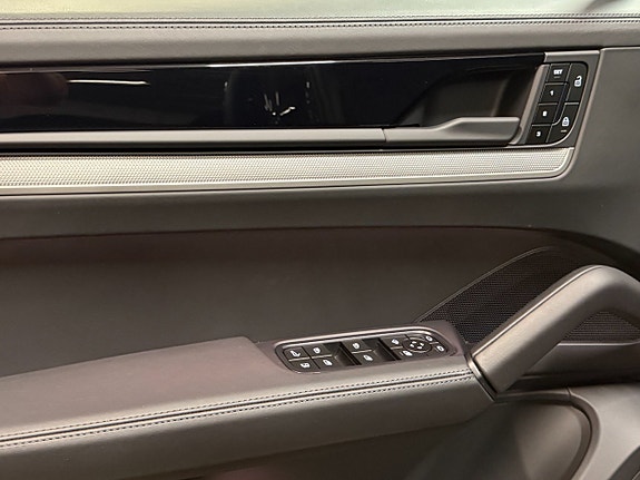 Porsche Cayenne 12 of 18