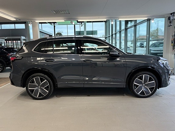 Volkswagen Tiguan 4 of 12