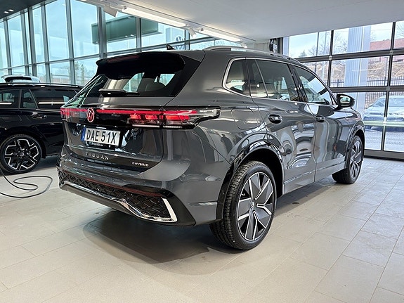 Volkswagen Tiguan 6 of 12