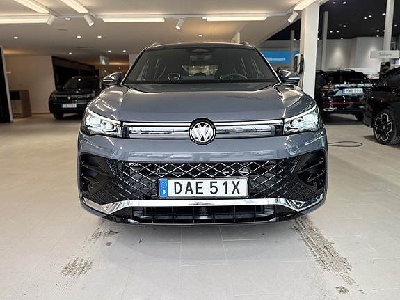 Volkswagen Tiguan 2 of 12