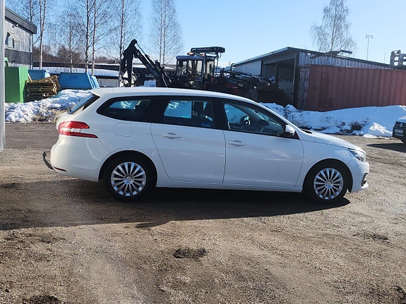 Peugeot 308 SW 12 of 13