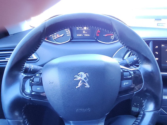 Peugeot 308 SW 2 of 5
