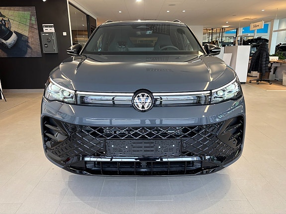 Volkswagen Tiguan 2 of 10