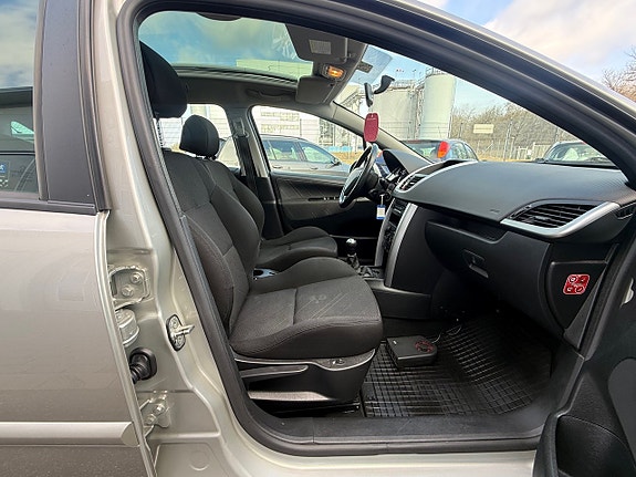 Peugeot 207 SW 13 of 18