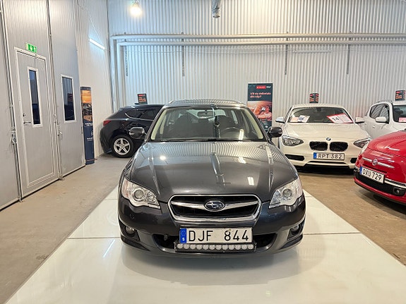 Subaru Legacy 3 of 5