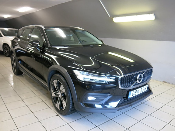 Volvo V60 Cross Country 2 of 5