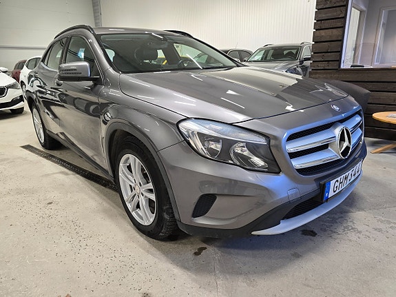 Mercedes-Benz GLA200 2 of 5