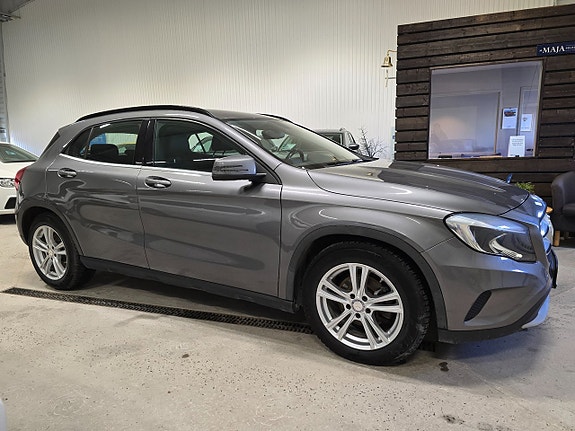 Mercedes-Benz GLA200 4 of 5