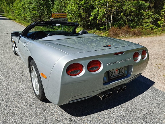 Chevrolet Corvette 3 of 5