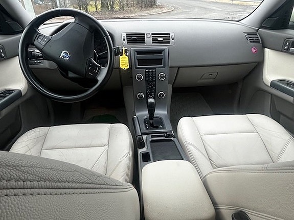 Volvo V50 7 of 9