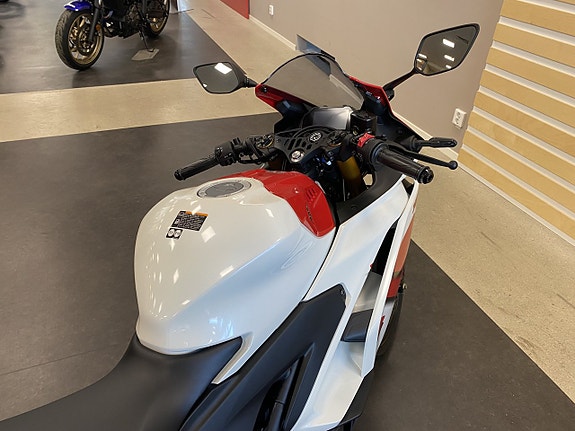 Yamaha YZF-R3 Anniversary White 4 of 8