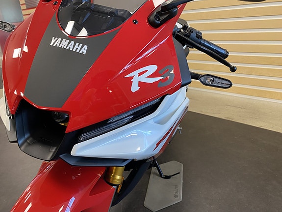 Yamaha YZF-R3 Anniversary White 8 of 8
