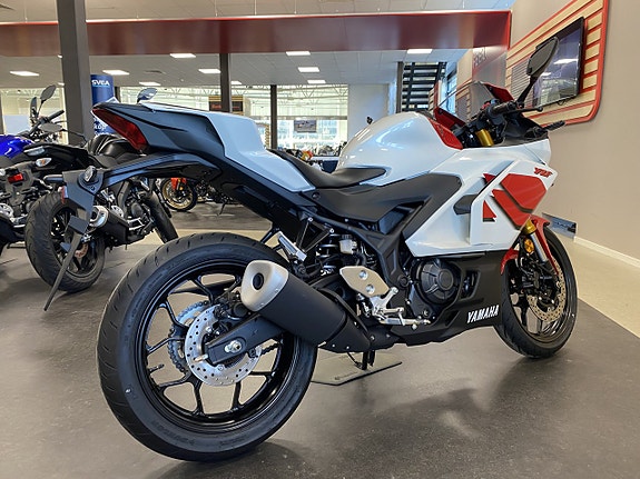 Yamaha YZF-R3 Anniversary White 3 of 8