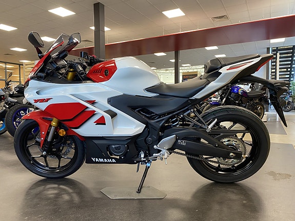 Yamaha YZF-R3 Anniversary White 7 of 8