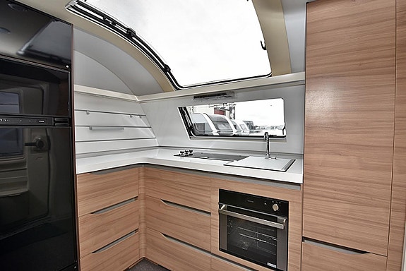 Adria 753 HT Alpina, Långbäddar, *Åretrunt & Vinteranpassad 3 of 5
