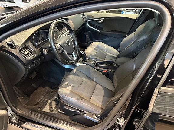 Volvo V40 Cross Country 11 of 14