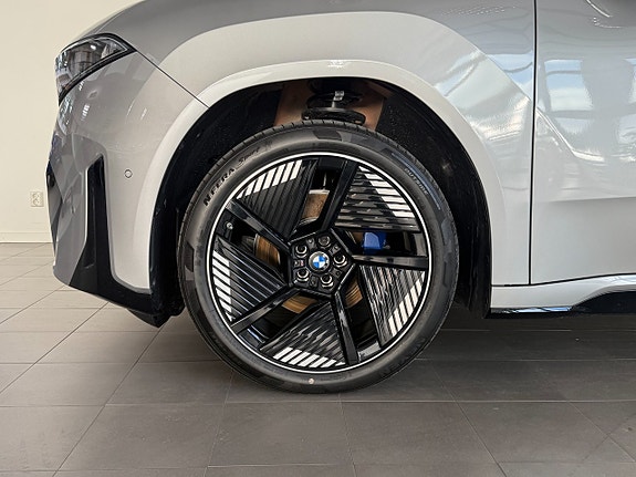BMW iX3 4 of 5