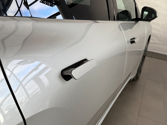 BMW iX3 16 of 18