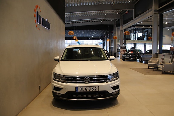 Volkswagen Tiguan Allspace 2 of 5