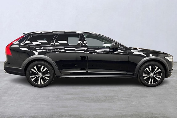Volvo V90 Cross Country 3 of 5