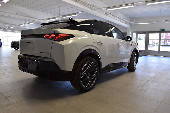 Peugeot e-3008 3 of 5