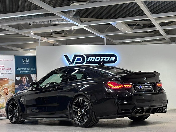 BMW M4 2 of 5
