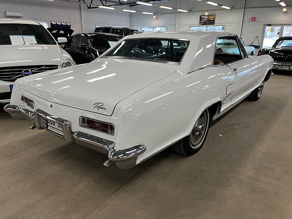 Buick Riviera 4 of 5