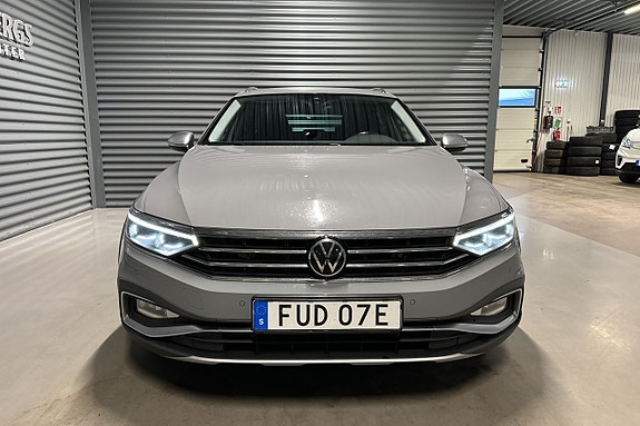 Volkswagen Passat Alltrack 2 of 5