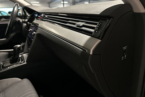 Volkswagen Passat Alltrack 18 of 23
